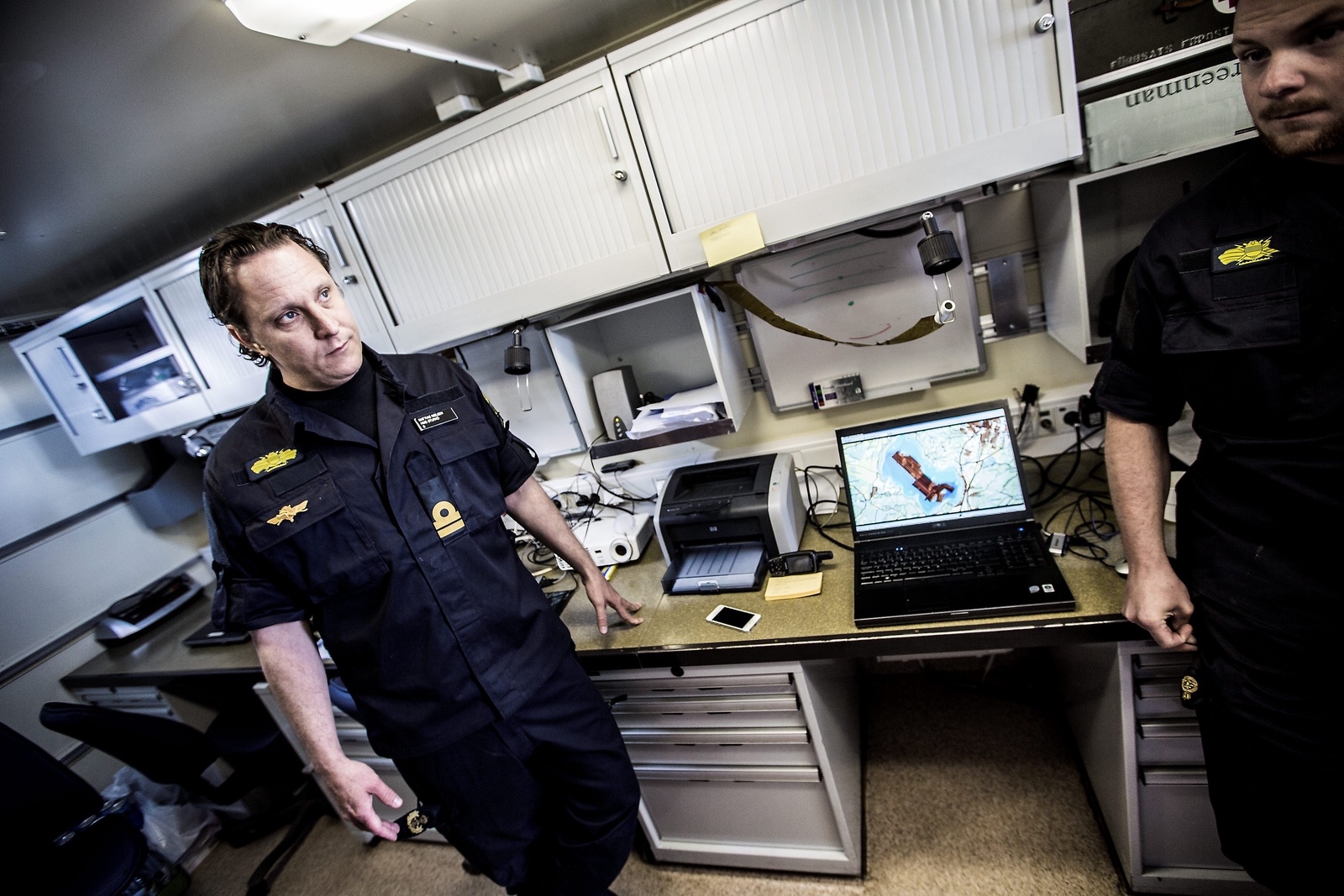 Kapten Mattias Nielsen inne i den mobila ledningscentralen. Här ritas fyndplatserna noggrant in på kartan.Foto: Torbjörn wester