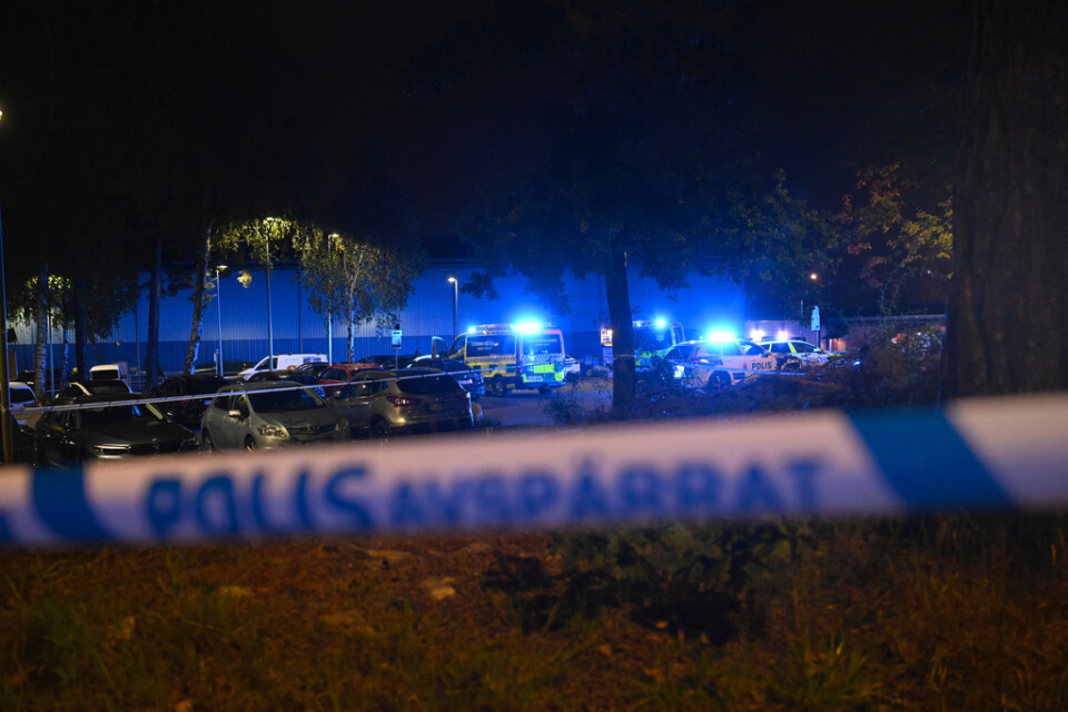 Polis på plats på Mälarhöjdens IP efter skjutningen i onsdags kväll.