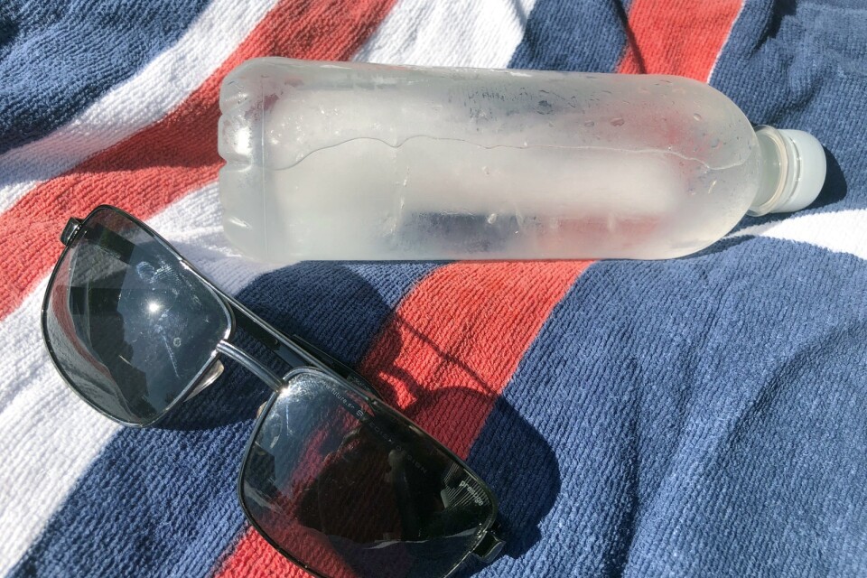 Ta med en flaska fryst vatten till stranden. Då har du kallt vatten hela dagen.