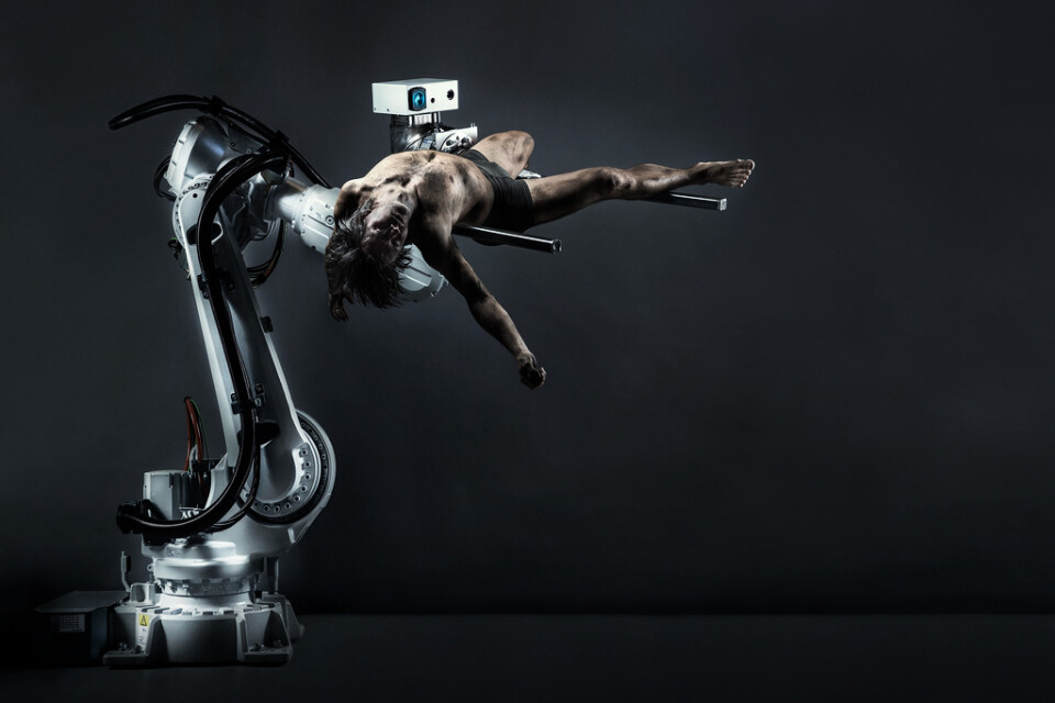 Benke Rydman dansade själv rollen som åldrande man i mötet med en industrirobot. Pressbild.