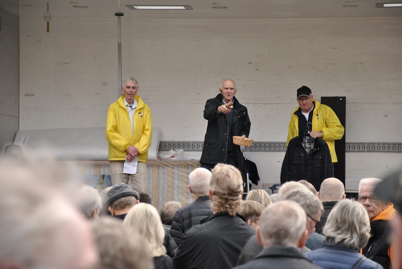 Bert Wåhlin (mitten) hade koll på buden under IFK Hässleholms traditionella auktion på Stortorget. Foto: Robert Rolf