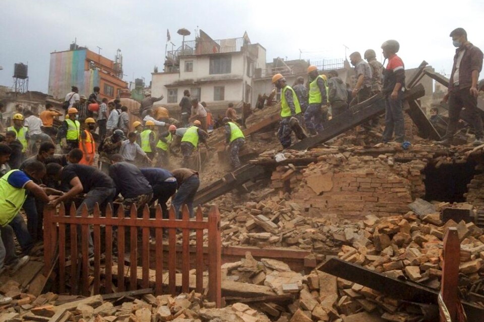 Tiden börjar rinna ut för att hitta överlevande i raserade byggnader i Nepal. Snabbheten är viktig i räddningsarbetets akuta fas och många problem väntar den närmaste tiden. Arbetet för att hitta och rädda människor som sitter fast pågår med full styrka