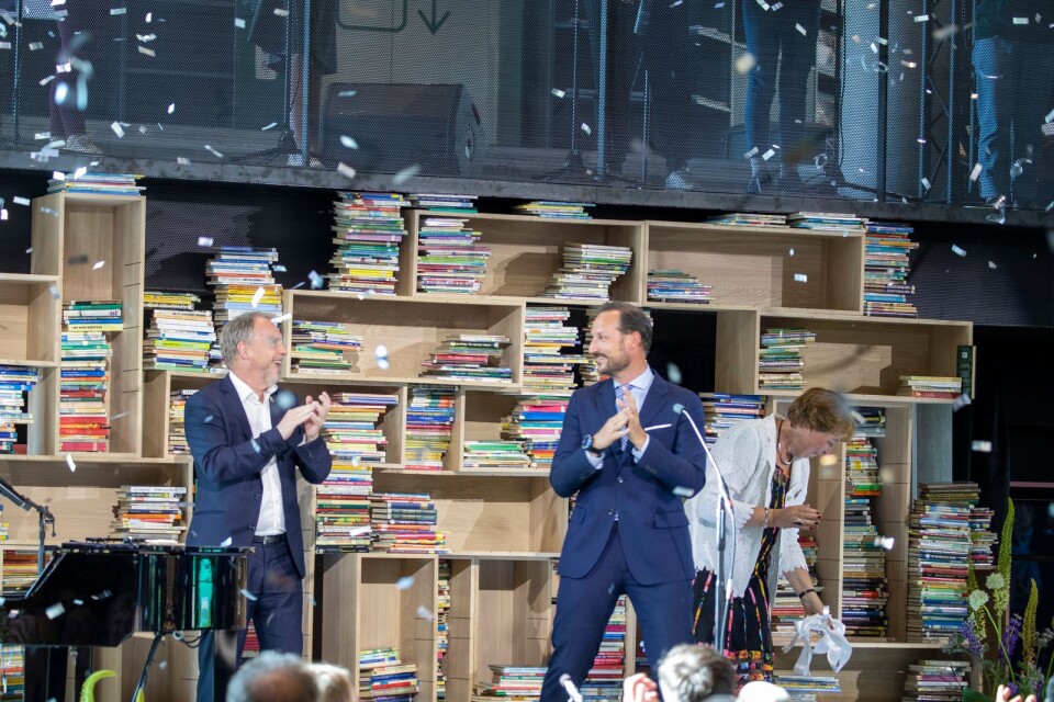 Kronprins Haakon (i mitten)  inviger Deichman Björvika i Oslo sommaren 2020. Här finns inspiration till Kristianstads Stadsbibliotek, tycker debattören.