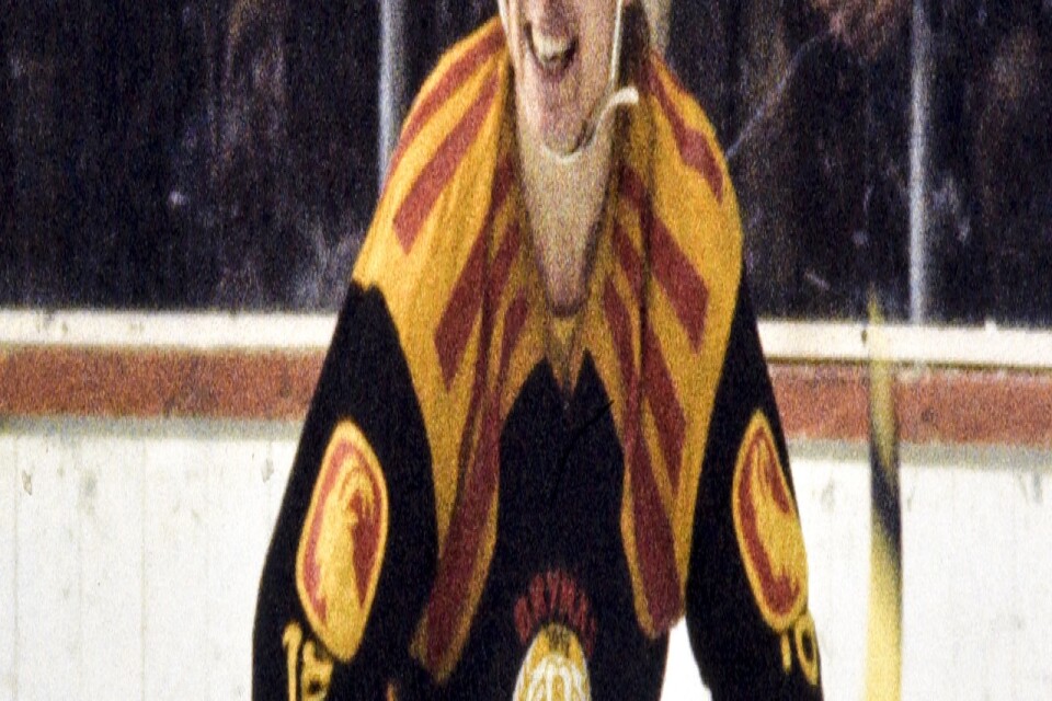 Brynäs Stefan "Lill-Prosten" Karlsson visar sin glädje efter ett mål av Brynäs mot Södertälje i SM-serien 31:a januari 1971 i Södertälje.
