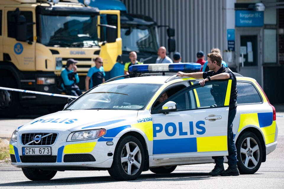 Polis och avspärrningar utanför postterminalen på Borrgatan i Malmö på onsdagen. Två personer som arbetar vid en postterminal i Malmö har förts till sjukhus efter att ha känt smärta i händerna.