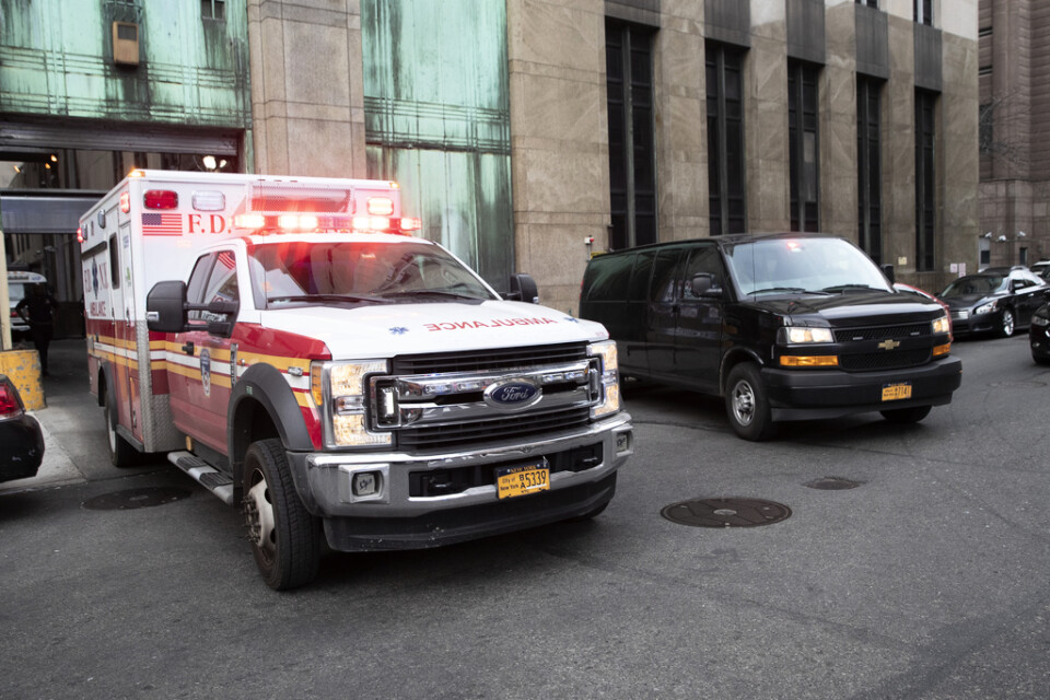 Harvey Weinstein fick åka ambulans till sjukhus från domstolen i New York.