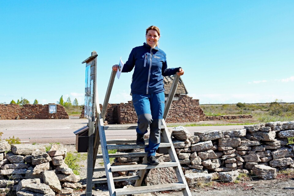 Emma Rydnér, världsarvssamordnare för Södra Ölands världsarv,  tipsar om vandringsleden vid Möckelmossen.