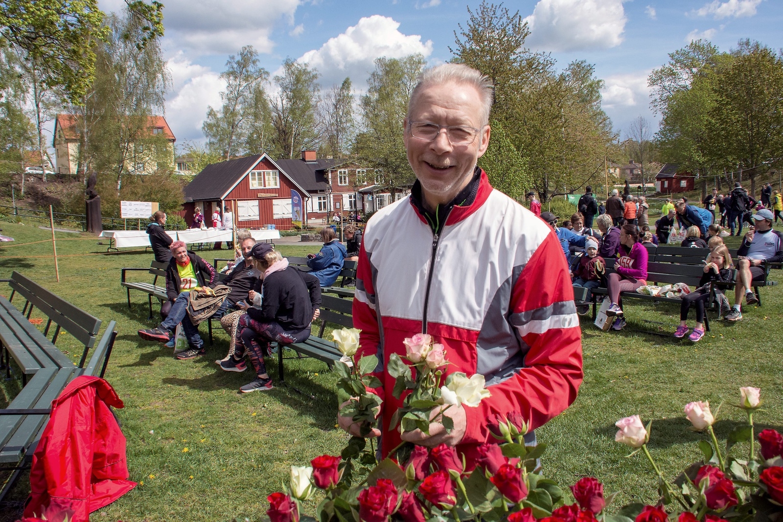 Sven-Inge Svensson fick äran att dela ut rosor till tjejerna.