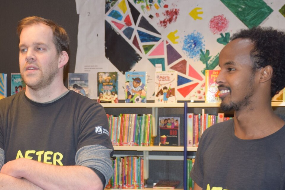 Alexander Magnusson, barnbibliotekarie, och Hassan Ali är ledare för After school.