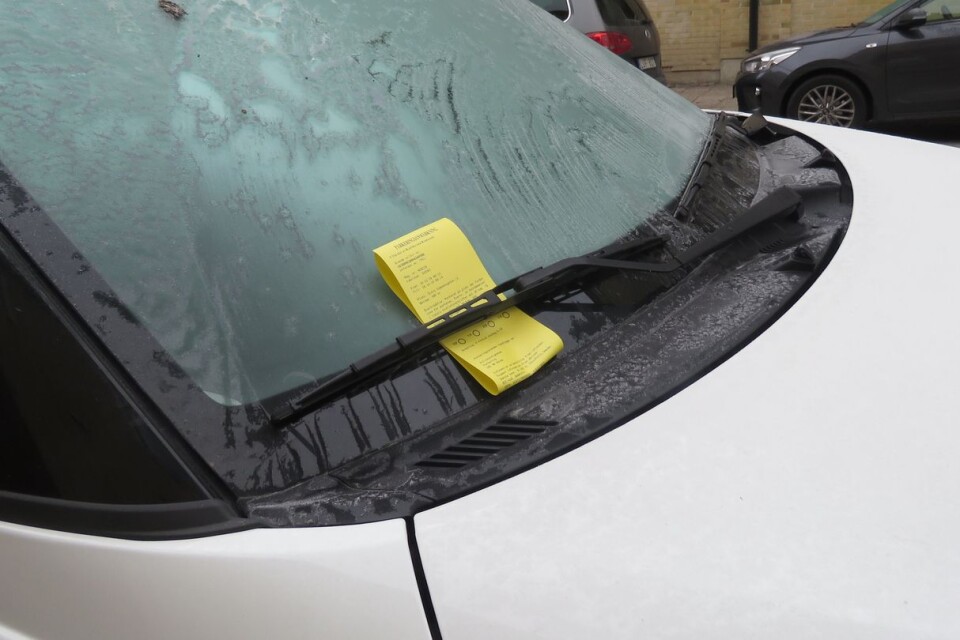 ”Väl framme i Ronneby gick vi till parkeringen i störtregn och vad fanns på rutan? Jo, en gul lapp."