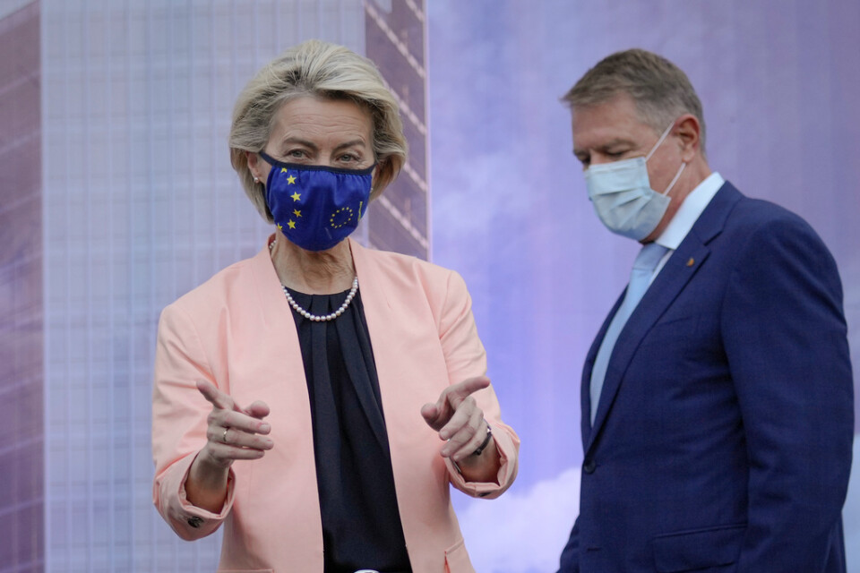 EU-kommissionens ordförande Ursula von der Leyen och Rumäniens president Klaus Iohannis med munskydd under coronapandemin. Arkivfoto.