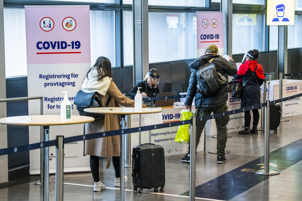 Polisen har tidigare slagit larm om att reserestriktionerna kan utnyttjas av bedragare. På bild en provtagningsstation för covid-19 på Arlanda flygplats. Arkivbild.