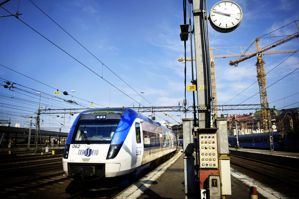 Bombardier, en stor tågtillverkare med verksamhet i Sverige, överväger att slå ihop tågtillverkningen med konkurrenten Altom, enligt Bloomberg. Arkivbild