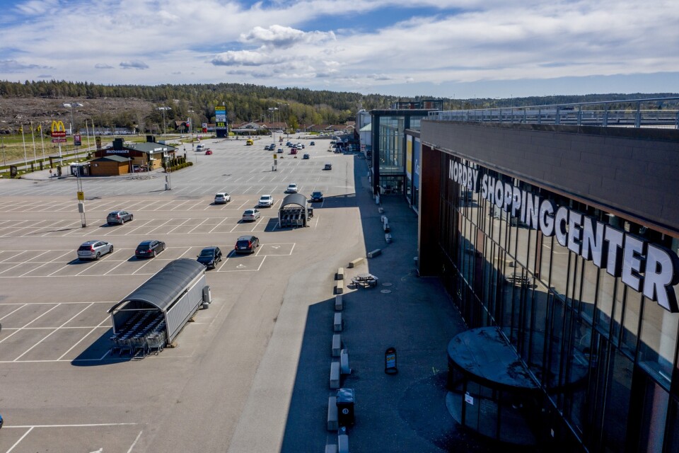 Parkeringen vid Nordby shoppingcenter, utanför Strömstad i Bohuslän, gapar nästan tom under coronavåren.