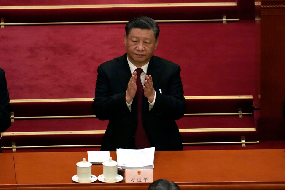 Xi Jinping applåderar under den pågående kongressen i Peking.