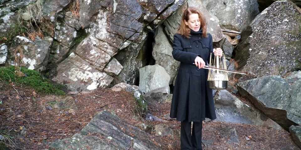Karin My har gjort sitt tredje ljudkonstverk i Bollebygds kommun vid grottorna i Sjögareds berg i Töllsjö. Det nya verket är inspelat på en vattenharpa och vid invigninngen av verket visade hon hur man spelar på den.