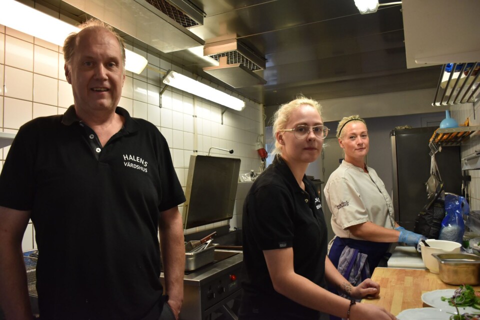 Bengt Helgesson och restaurangchef Amanda Johansson (mitten) samt nyanställda kocken Louise Dahlberg är redan igång i sin nya restaurang vid golfklubben.