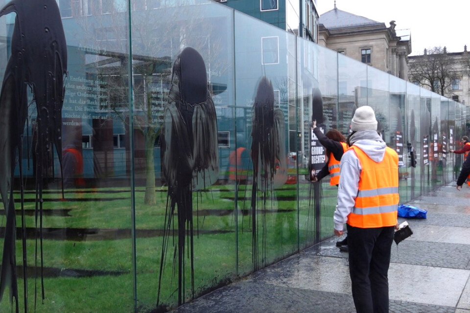 Klimataktivister i The Last Generation sprejade ner ett konstverk när det tyska parlamentet i Berlin.