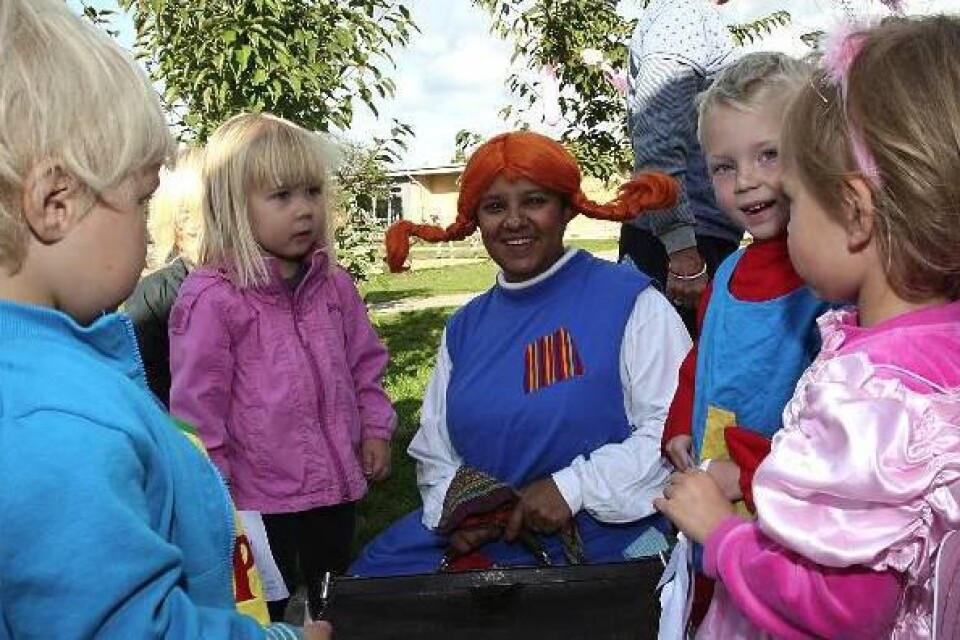 Barnen på Fågelsångens förskola funderar på vad Pippi, Mimmi Malm, kan ha i sin kappsäck.