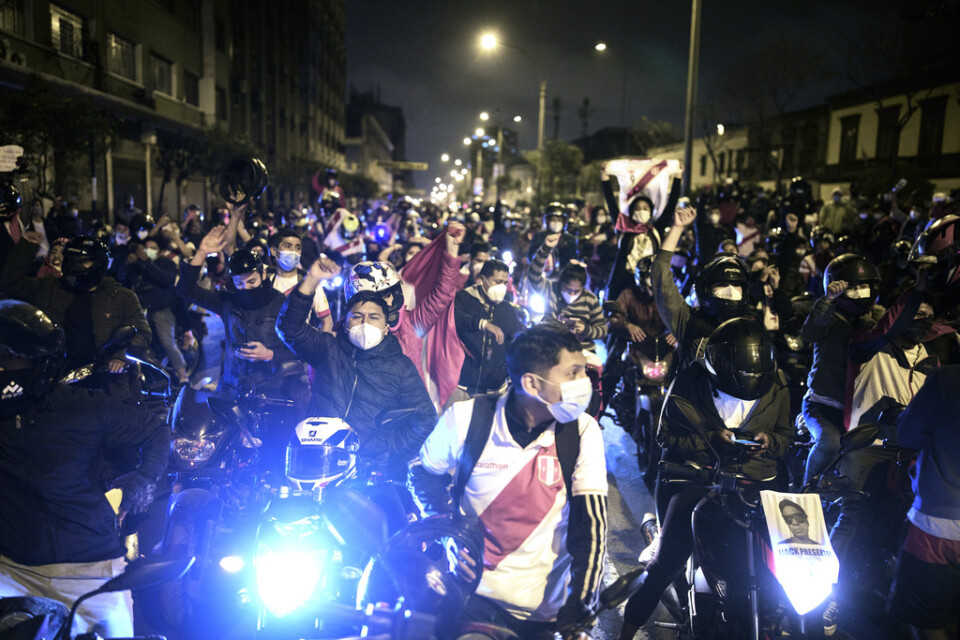 Demonstranter på motorcyklar i Lima på söndagen, i väntan på kongressens eventuella beslut om en ny president.