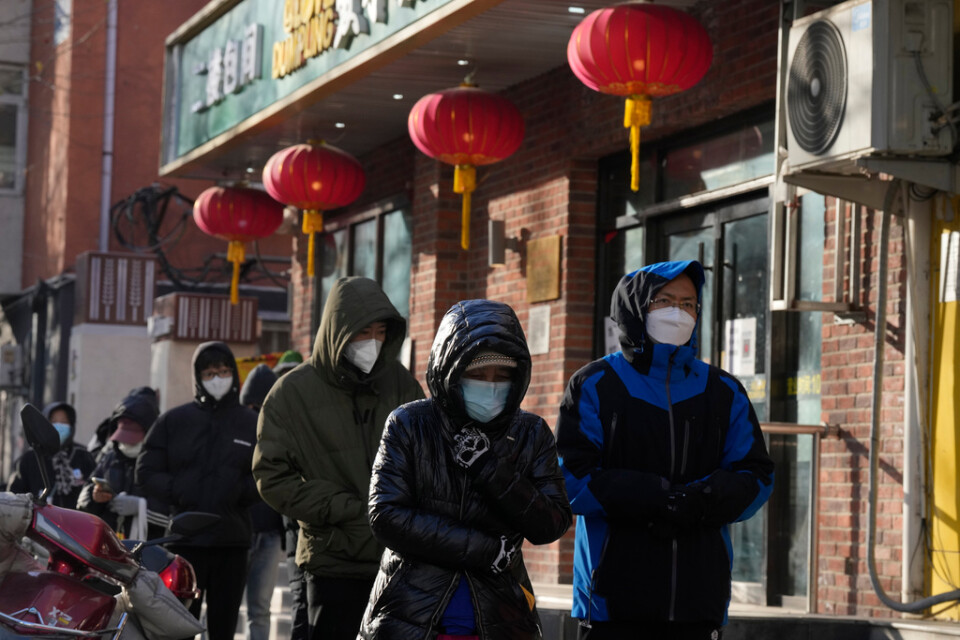 Pekingbor köar utanför ett apotek på tisdagen för att köpa medicin inför ett möjligt större covidutbrott i staden.