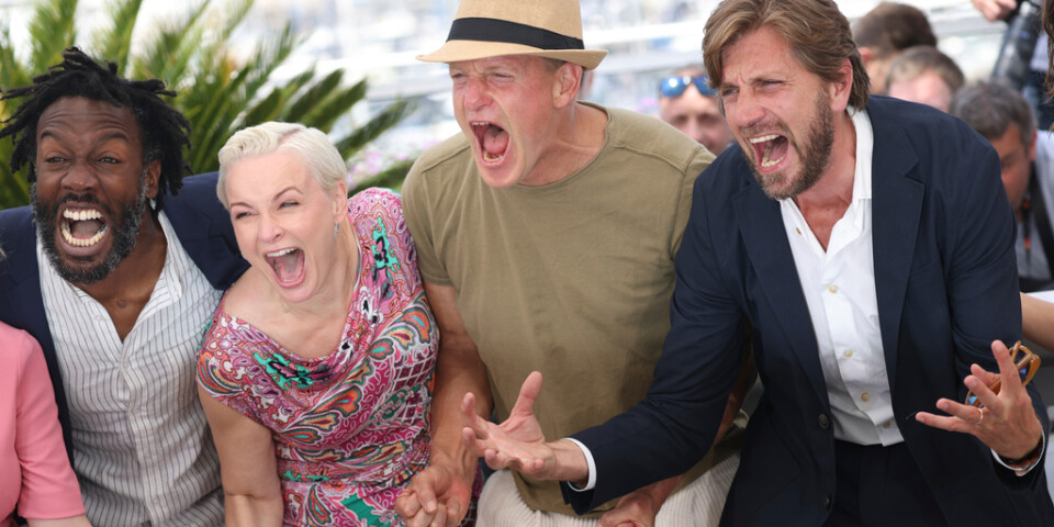 Skådespelarna Jean-Christophe Folly, Vicki Berlin, Woody Harrelson och Ruben Östlund möter världspressen efter premiären av "Triangle of sadness" som tävlar om en Guldpalm på filmfestivalen i Cannes.