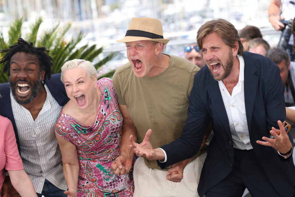 Skådespelarna Jean-Christophe Folly, Vicki Berlin, Woody Harrelson och Ruben Östlund möter världspressen efter premiären av "Triangle of sadness" som tävlar om en Guldpalm på filmfestivalen i Cannes.