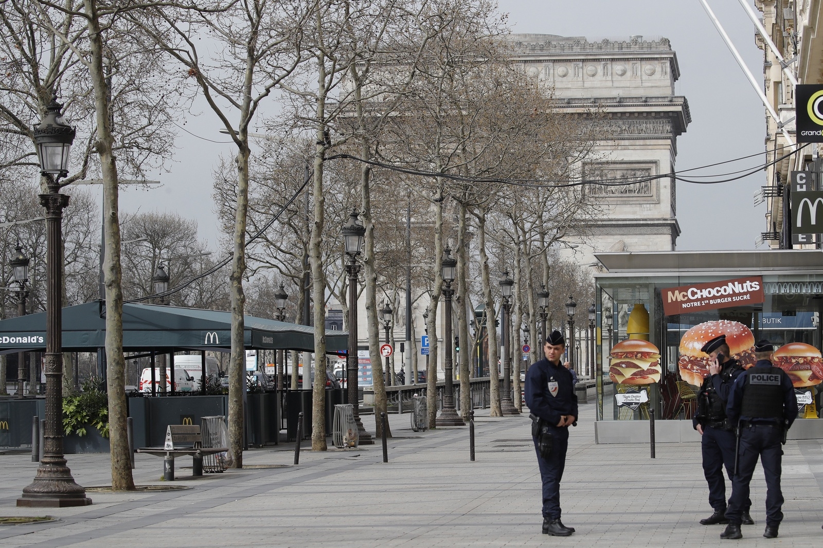 Med start på tisdagen får man bara vistas på Paris gator om man har goda skäl. Foto: AP Photo/Christophe Ena