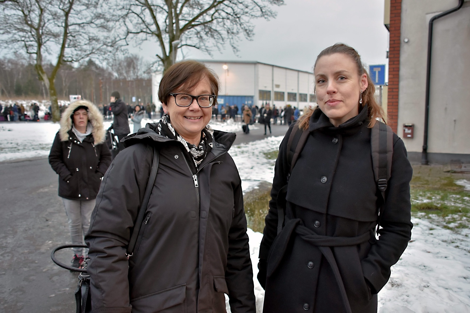 Margareta Lantz och Anna Önnerhag fick lift med Norra Skåne till Hässleholm. Men även där var situationen kaosartad. Foto: Helén Fingalsson