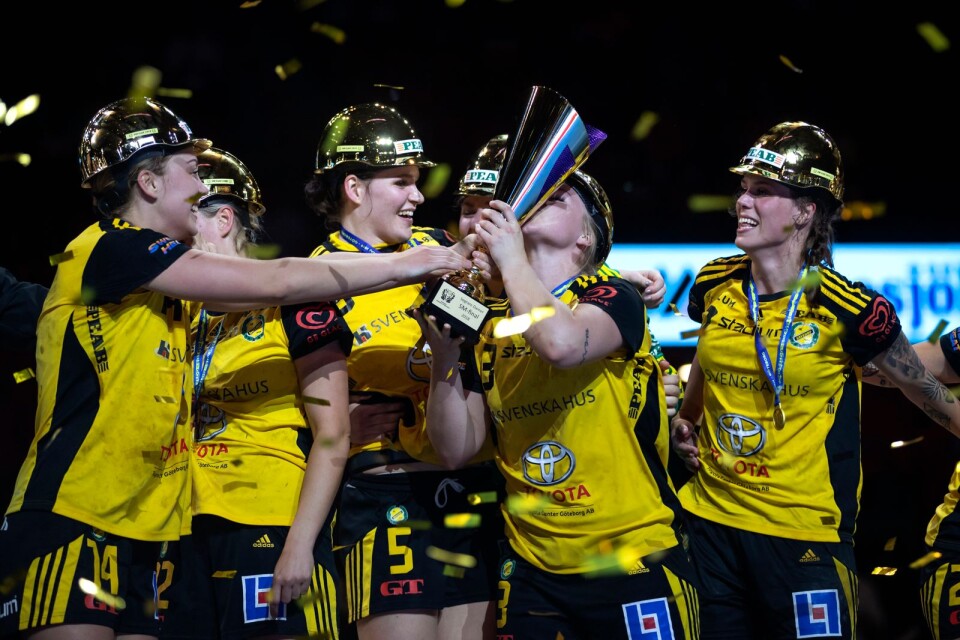 Sävehofs Emma Ekenman-Fernis (mitten) kysser bucklan då hon firar segern med lagkamraterna.