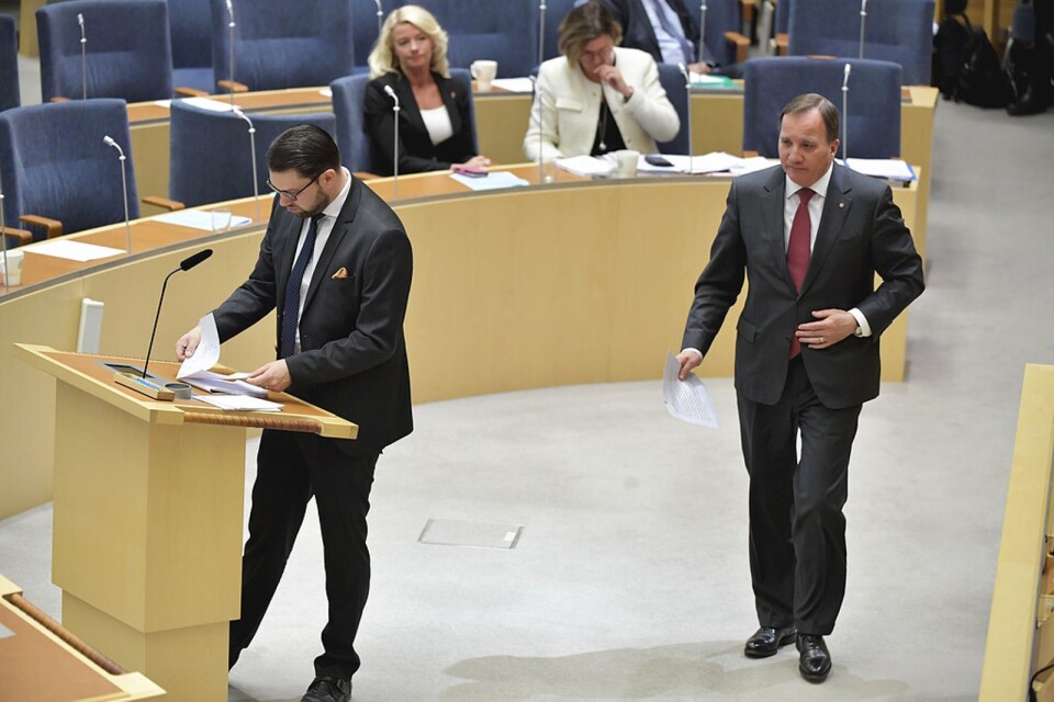 Jimmie Åkesson, SD, väntar på statsminister Stefan Löfven i partiledardebatten på onsdagen. Foto: Jessica Gow/TT