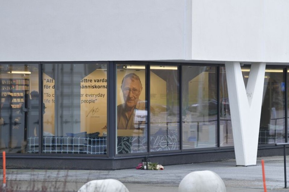 Ingvar Kamprad är död. Blommor har nu lagts utanför Ikeas museum i Älmhult.