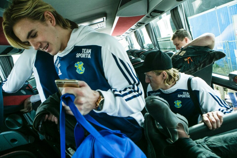 Anton Hallbäck och de andra i Ystads IF var vid gott mod inför avresan till Ryssland. Foto: Moa Dahin