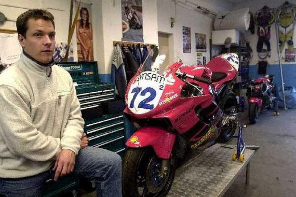 De sista förberedelserna gjordes i garaget i Vä. Nu är Hondaföraren Stefan Folkesson redo för striden om SM-guldet i roadracing.