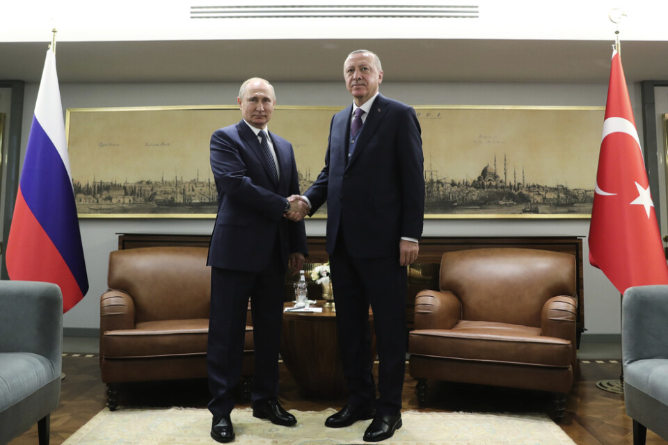 Rysslands president Vladimir Putin och Turkiets president Recep Tayyip Erdogan skakar hand under ett möte i Istanbul i januari i år, då de invigde gasledningen Turkstream.
