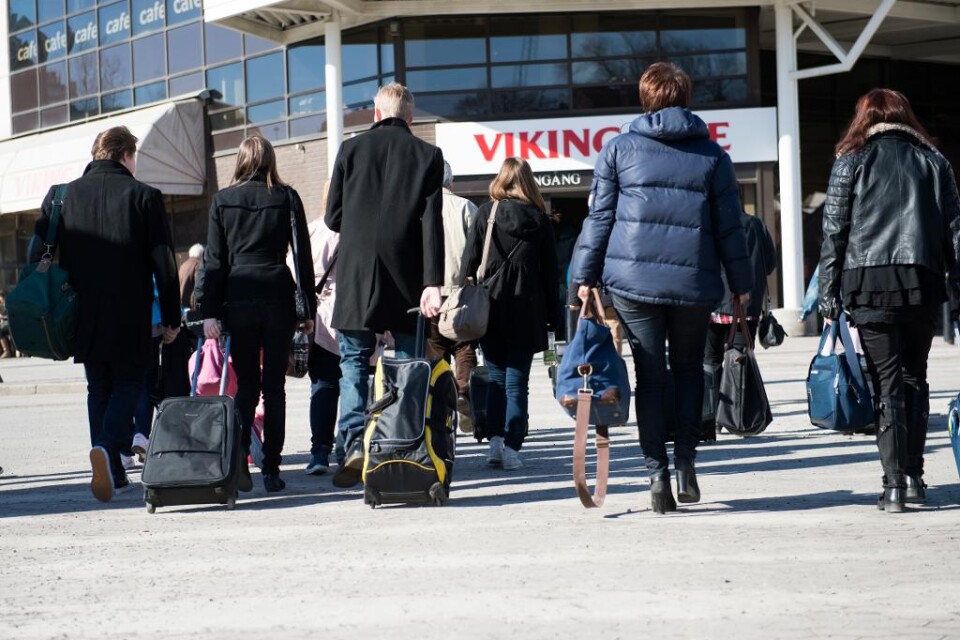 Allt tuffare konkurrens inom trafikområdet gör att åländska rederibolaget Viking Line tvingas att vinstvarna igen. I ett pressmeddelande skriver bolaget att "rörelseresultatet för 2017 kommer att försämras jämfört med rörelseresultatet för 2016. Styrels