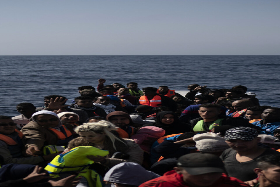 Drygt 100 flyktingar väntar på att bli räddade ur sin gummibåt på Medelhavet. Trots att färre migranter tar sig till EU nu, är det fortfarande många som dör under resan. Arkivbild.