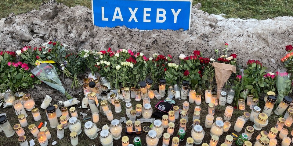 Efter den tragiska dödsolyckan: Vägkanten fylld med blommor och ljus