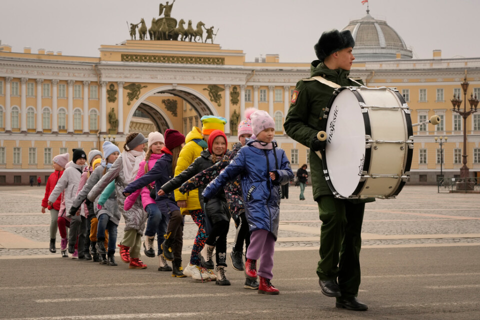 Barn tränar tillsammans med trumslagare från en militärorkester inför segerdagen i Moskva.