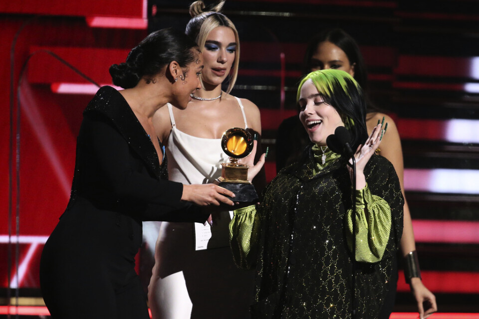 Alicia Keys och Dua Lipa ger Billie Eilish priset för årets nykomling.