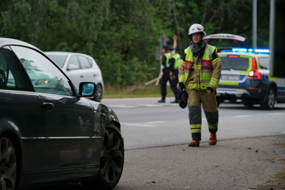 Två bilar har kolliderat på riksväg 23 strax söder om Växjö.
