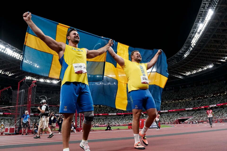 TOKYO 20210731
Sveriges Daniel Ståhl och Simon Pettersson firar efter diskusfinalen under sommar-OS i Tokyo. Foto Björn Larsson Rosvall / TT kod 9200
*** Bilden ingår i SPORTPAKET. För övriga BETALBILD **