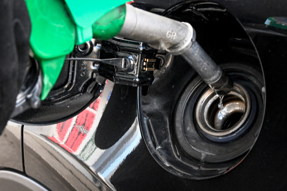 Sänkta priser på bensin och diesel. Arkivbild