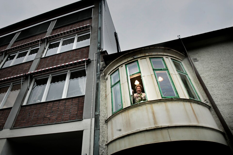 Birgit Andersson tittar ut genom fönstret till sitt älskade och omhuldade hus på Mariedalsgatan.