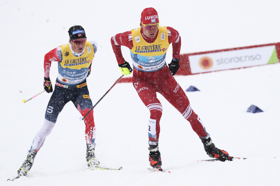 Ryssen Aleksandr Bolsjunov, till höger, och Norges Johannes Høsflot Klæbo är två av guldfavoriterna när skid-VM avslutas med herrarnas femmil på söndag.