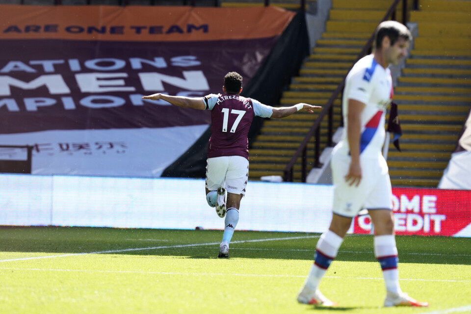 Aston Villas Trézéguet firar efter sitt 2–0-mål mot Crystal Palace.