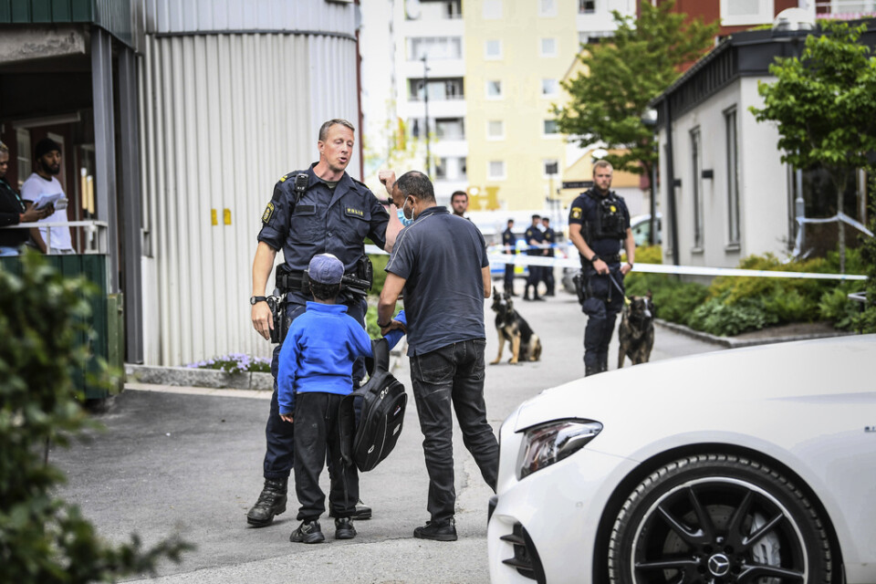 En man sköts ihjäl i Husby i nordvästra Stockholm på måndagseftermiddagen.