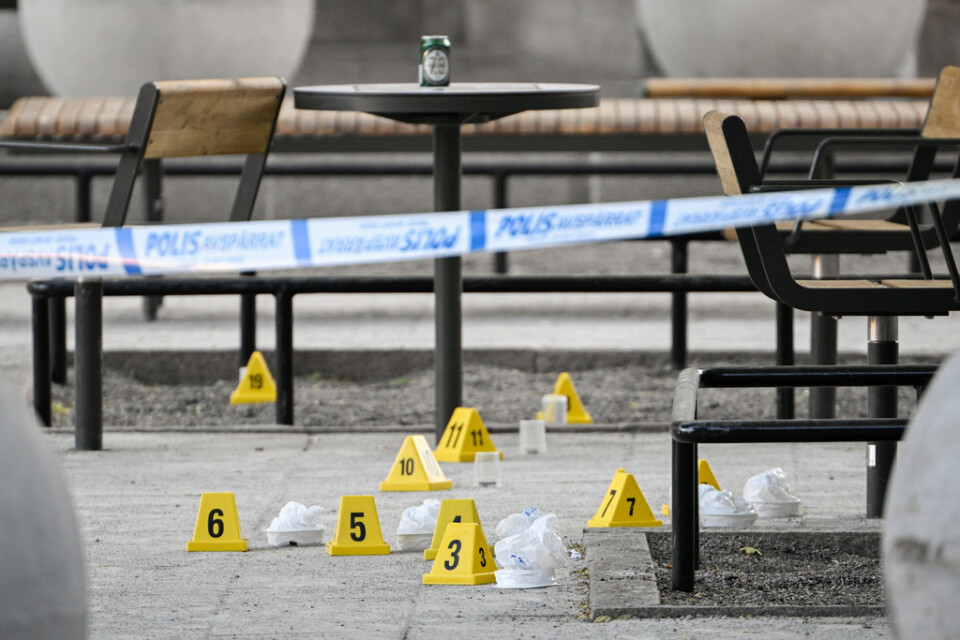 Avspärrningar efter helgens skottlossning i Farsta centrum i södra Stockholm, där två personer miste livet.