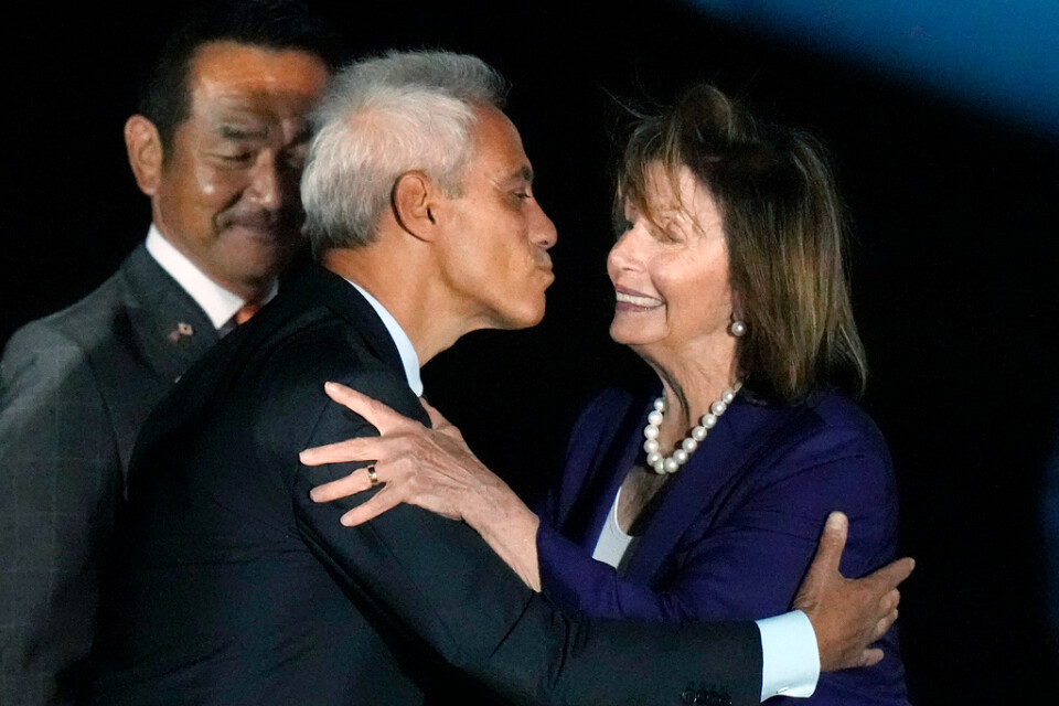 Nancy Pelosi tas emot på militärbasen Yokoto i Japan, av den amerikanske ambassadören Rahm Emanuel.