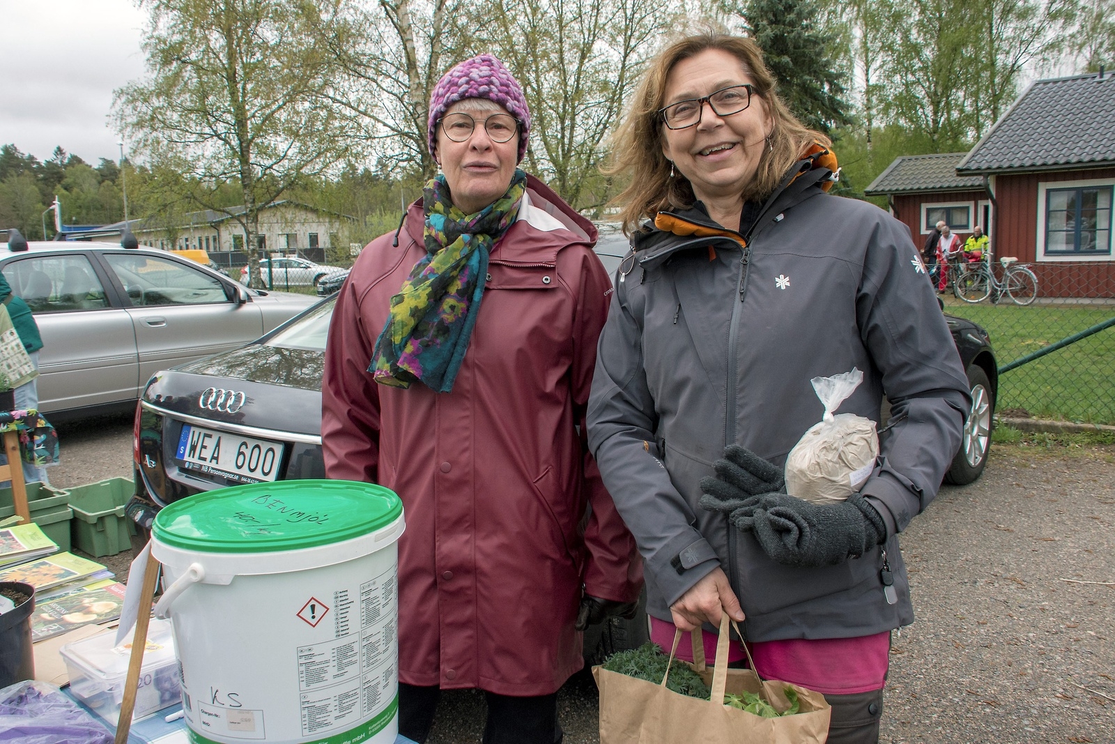 Kerstin Sjödén (till vänster) är ordförande i Göinge trädgårdssällskap. Här har hon lyckats sälja plantor till Lena Wadmark som också är med i föreningen. Foto: Helén Fingalsson